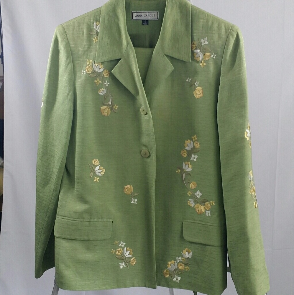 OMG! Beautiful Floral 🌺 Two-Piece Suit